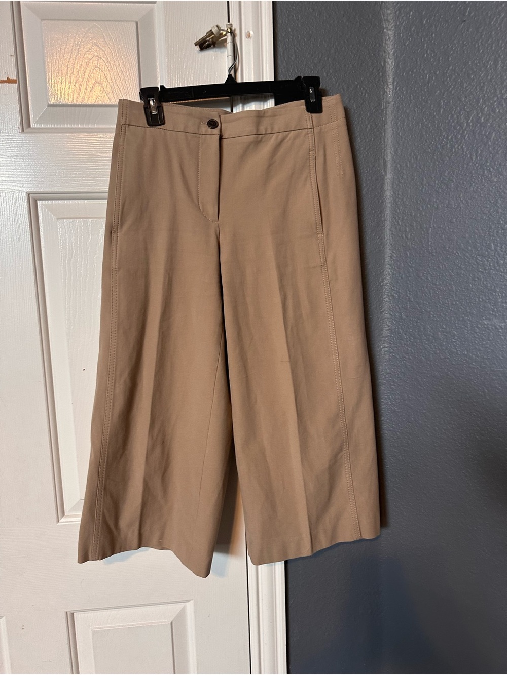 Ann Taylor Wide Leg
Cropped Pant Tan 4P - Picture 2 of 4